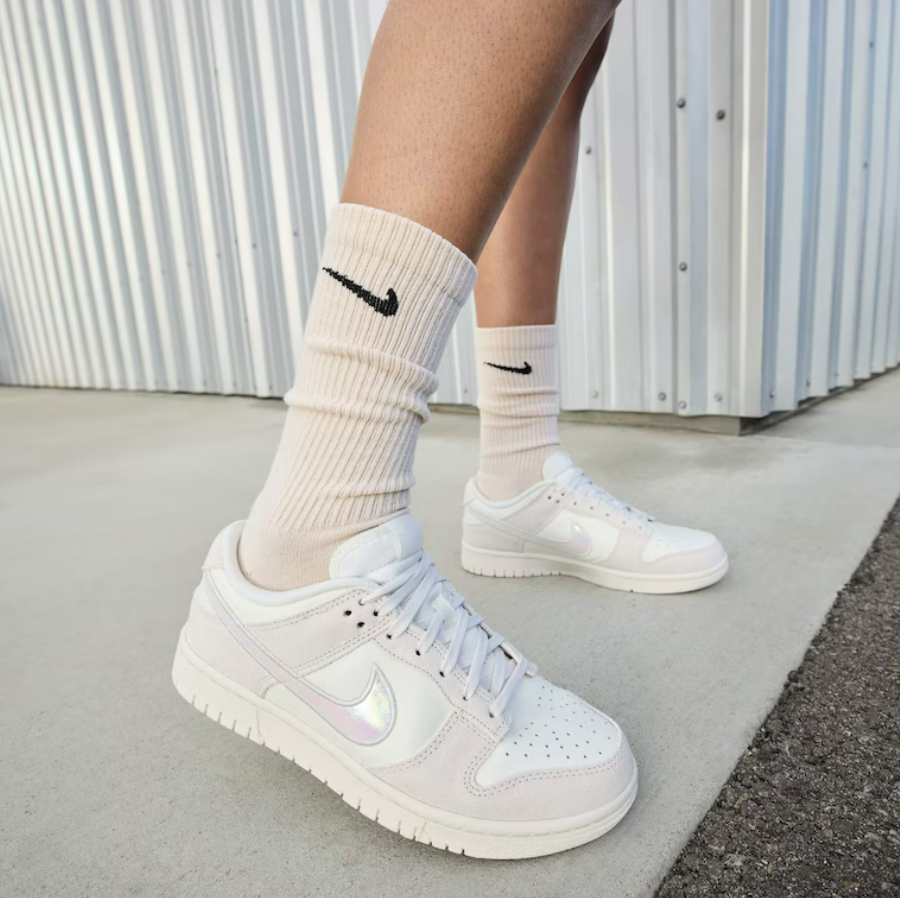 Tênis NK Dunk Low Iridescent Swoosh